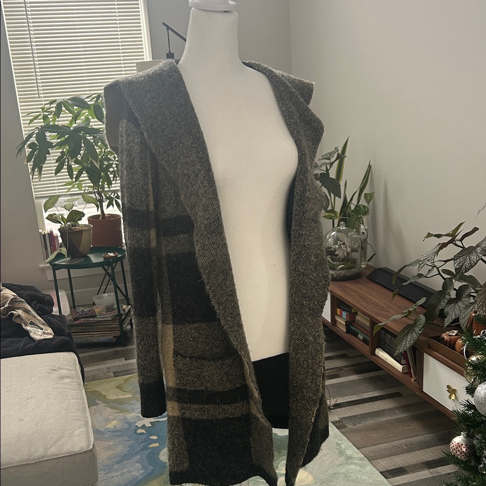 Cyrus Black and Tan Knitwear - Picture 5 of 12